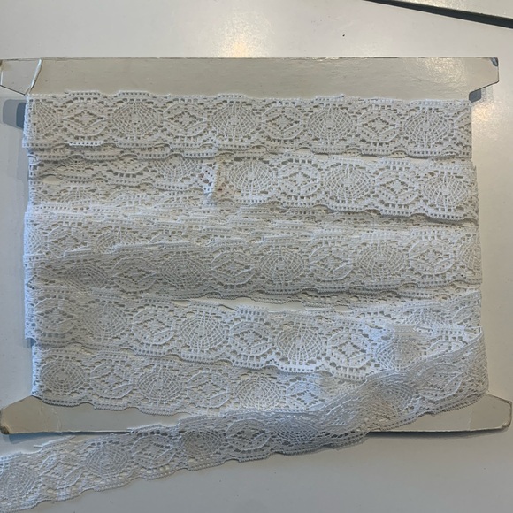 Lot of Lace - Picture 8 of 11